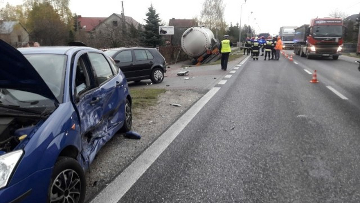 Groźny wypadek w Morawicy. Dwie osoby ranne
