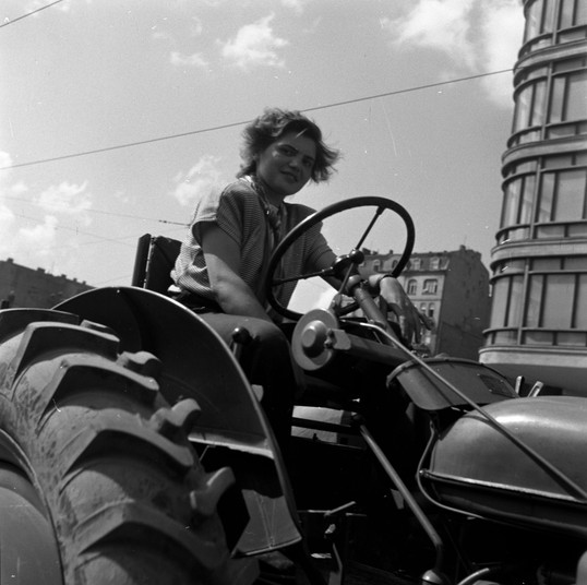 Pochód w Warszawie w 1955 r. Uczestniczyły w nim m.in. traktorzystki