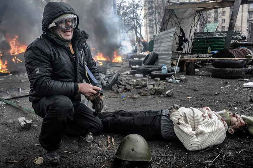 Nagrodę 10-lecia otrzymał fotoreporter Jakub Szymczuk. Kijów. „Czarny czwartek” – pod taką nazwą przeszedł do historii Ukrainy 20 lutego 2014 roku, kiedy doszło do największych walk między antyrządowymi demonstrantami a ukraińskimi siłami bezpieczeństwa. Protesty zwolenników integracji europejskiej Ukrainy przeciwko rządom prezydenta Wiktora Janukowycza trwały na Majdanie Niepodległości od listopada 2013 roku – w lutym przybrały najbardziej krwawy obraz. Wojsko, policja i snajperzy strzelali do demonstrantów, tego dnia w starciach z siłami bezpieczeństwa zginęło ok. 70 osób. Na zdjęciu jedna z ofiar – mężczyzna biegł nieuzbrojony na czoło barykady, chcąc rzucić oponę, gdy kula snajpera przeszyła jego hełm i głowę na wylot. 20 lutego 2014