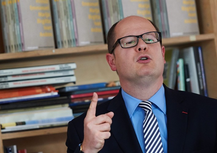 Pierwszy 'milioner' na naszej liście. Paweł Adamowicz jest bardzo aktywny na giełdzie. Posiada akcje aż 16 spółek (m.in. TVN, PKO i PZU) o łącznej wartości sięgającej 1 mln zł. Prezydent Gdańska jest właścicielem trzech mieszkań i działki budowlanej. Zasiada również w radzie nadzorczej Zarządu Morskiego Portu Gdańsk S.A.
<br><br>
(fot. Adam Warżawa)