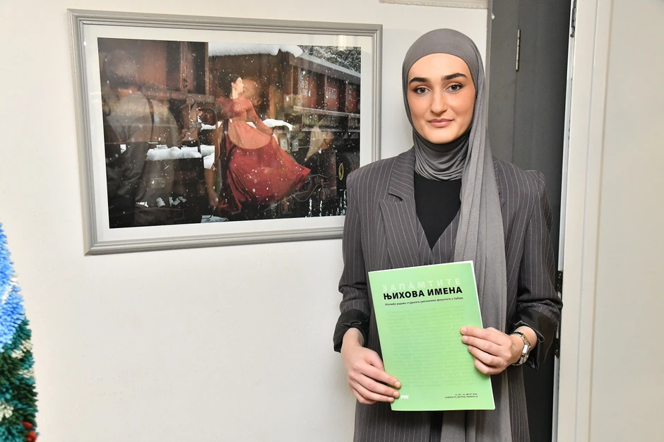 Dina Tajić je student na Departmanu za umetnost/Grafički dizajn Univerziteta u Novom Pazaru