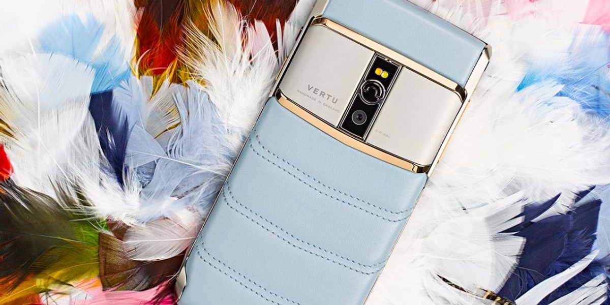 Vertu New Signature Touch w wersji z błękitną skórą cielęcą kosztuje 19800 dolarów