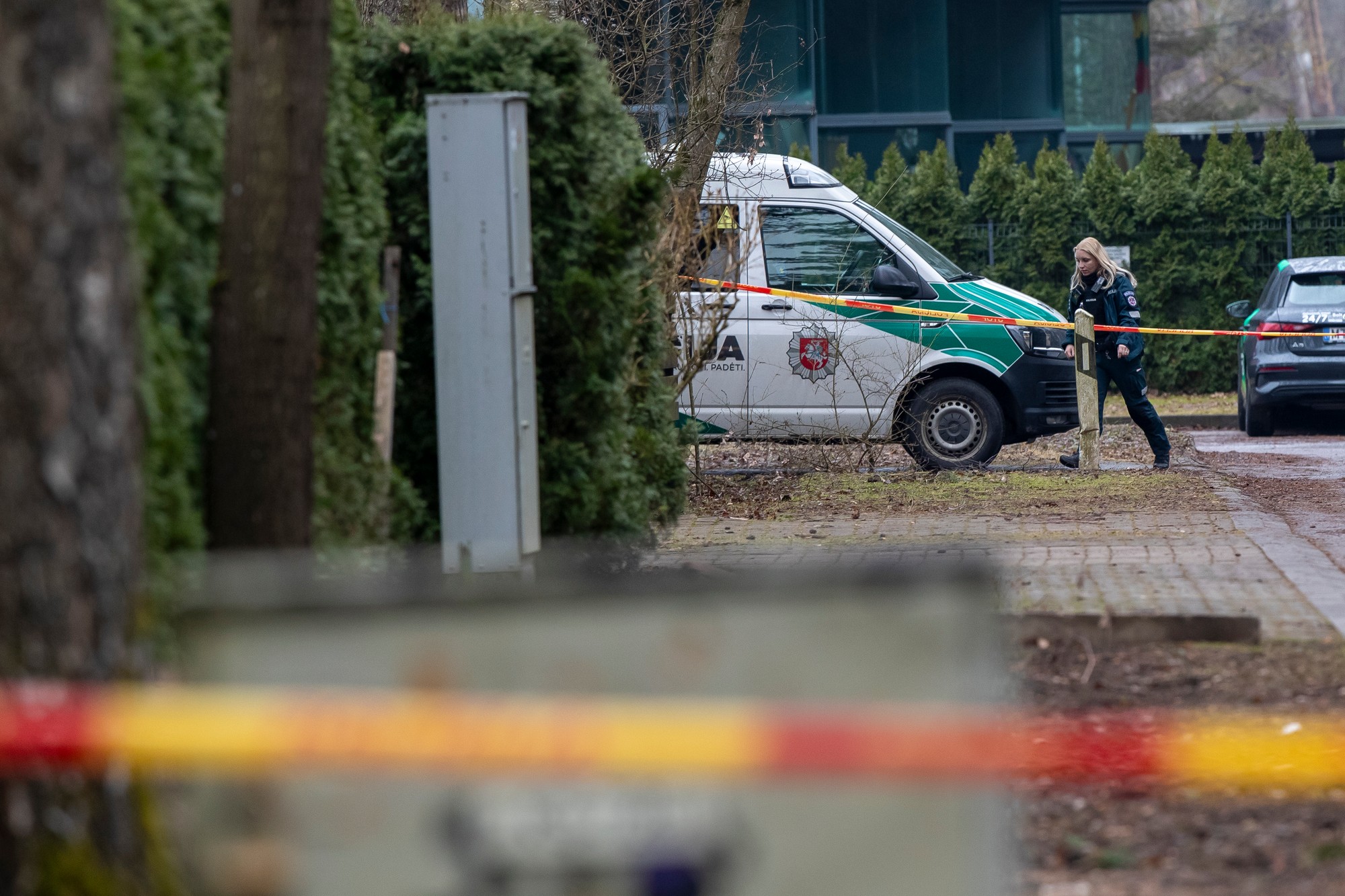 Policajti hliadkujú neďaleko domu Leonida Volkova, blízkeho spolupracovníka zosnulého ruského opozičného lídra Alexeja Navaľného.