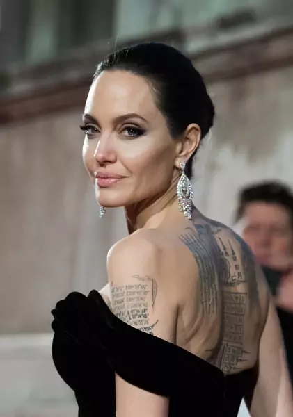 Angelina Jolie tatuaż / Samir Hussein / GettyImages 