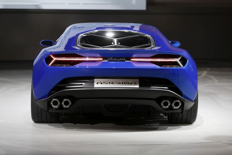 Automobili Lamborghini SpA zaprezentował model Lamborghini Asterion z napędem hybrydowym, składającym się z 5,2 litrowego, benzynowego silnika V10 i trzech silników elektrycznych o łącznej mocy 910 KM. Lamborghini Asterion przyspiesza do 100 km/h w 3 sekundy, a jego maksymalna prędkości to 320 km/h.<br><br>fot. Simon Dawson/Bloomberg.