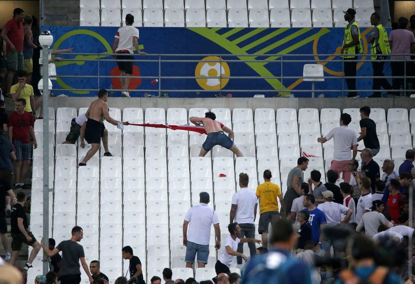 Bitwa rosyjskich i angielskich chuliganów przeniosła się na stadion