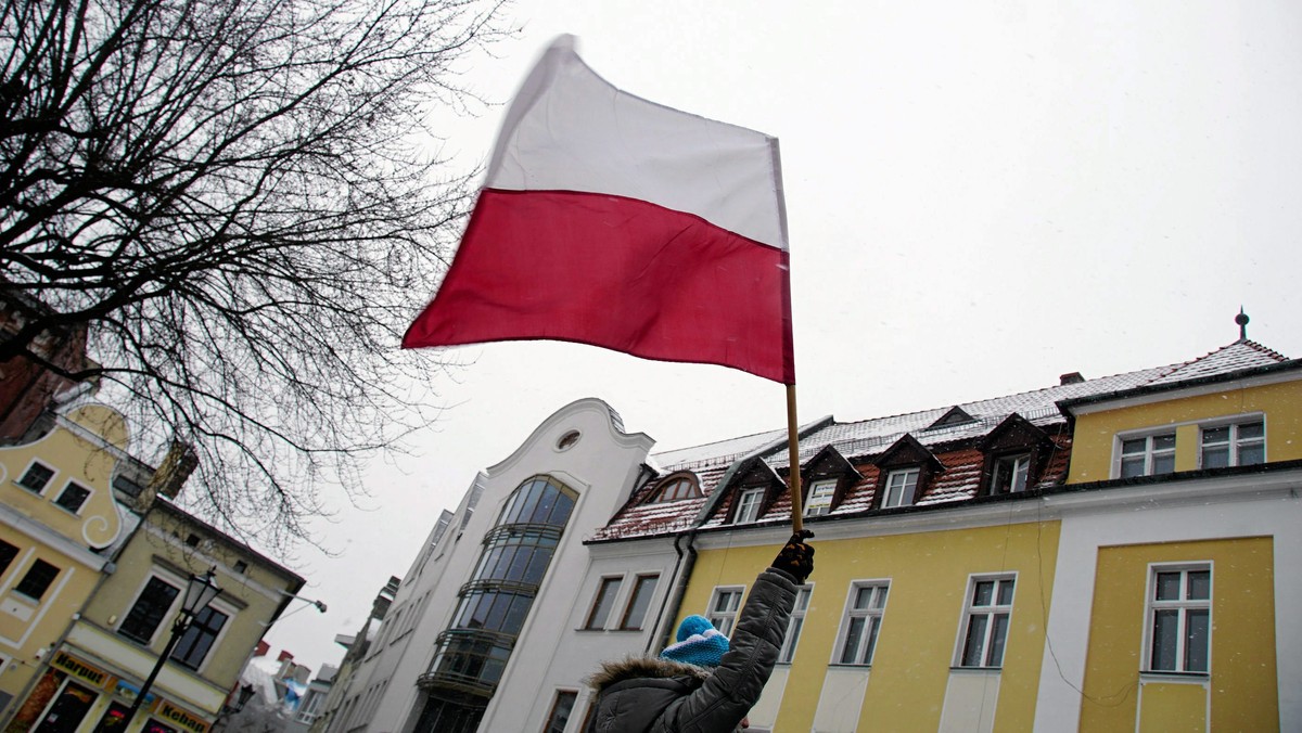 W wielu polskich miastach, m.in. w Gdańsku, Wrocławiu, Opolu, Krakowie, Kielcach, Poznaniu i Warszawie odbyły się dzisiaj manifestacje Komitetu Obrony Demokracji. Protesty związane były z wprowadzonymi ostatnio przez rząd zmianami dotyczącymi m.in. Trybunału Konstytucyjnego i mediów publicznych. W województwie lubuskim protestujący zebrali się w Gorzowie Wielkopolskim i Zielonej Górze.