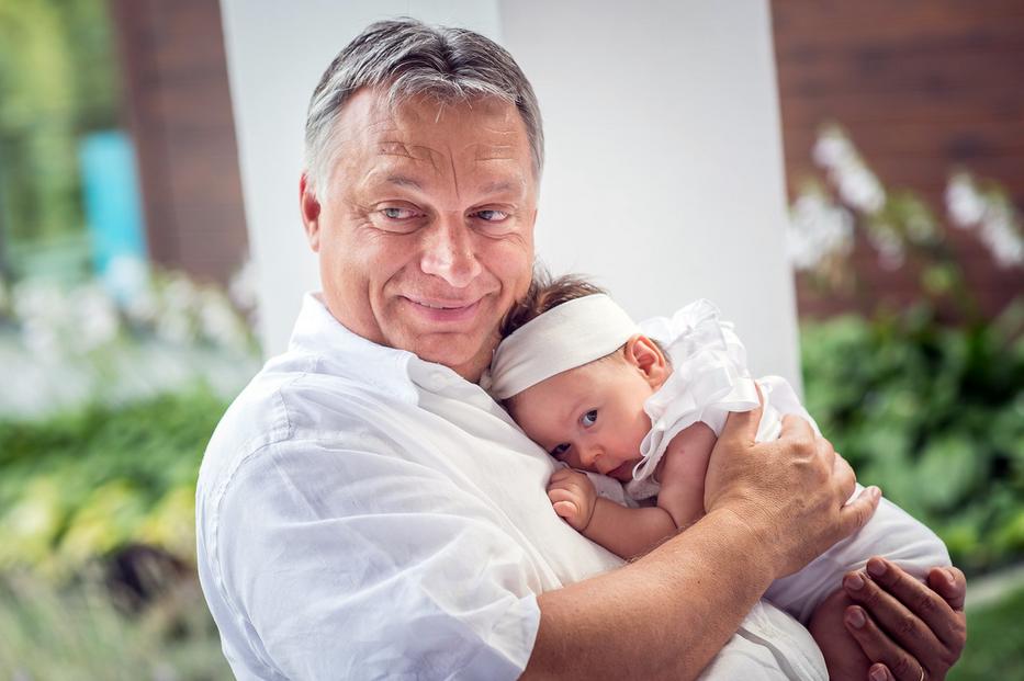 Orbán Viktor és a 11 hetes kis Alíz, akit szűk családi körben kereszteltek meg