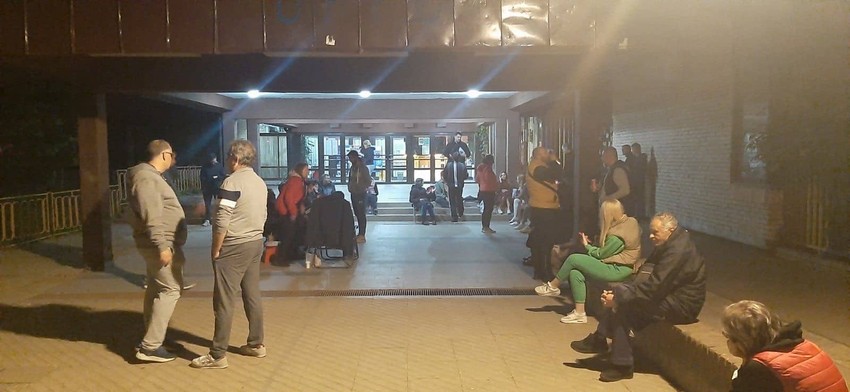 Red ispred škole na Ceraku formirali su se kasno sinoć