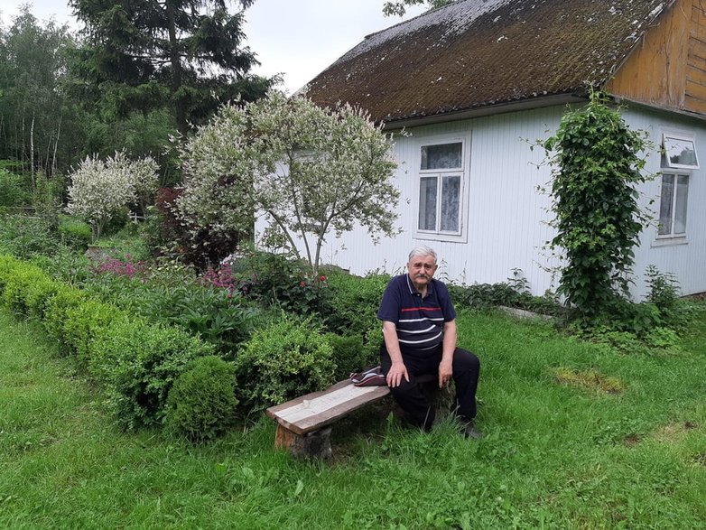 Stanisław Czarnota w ogrodzie u teściowej