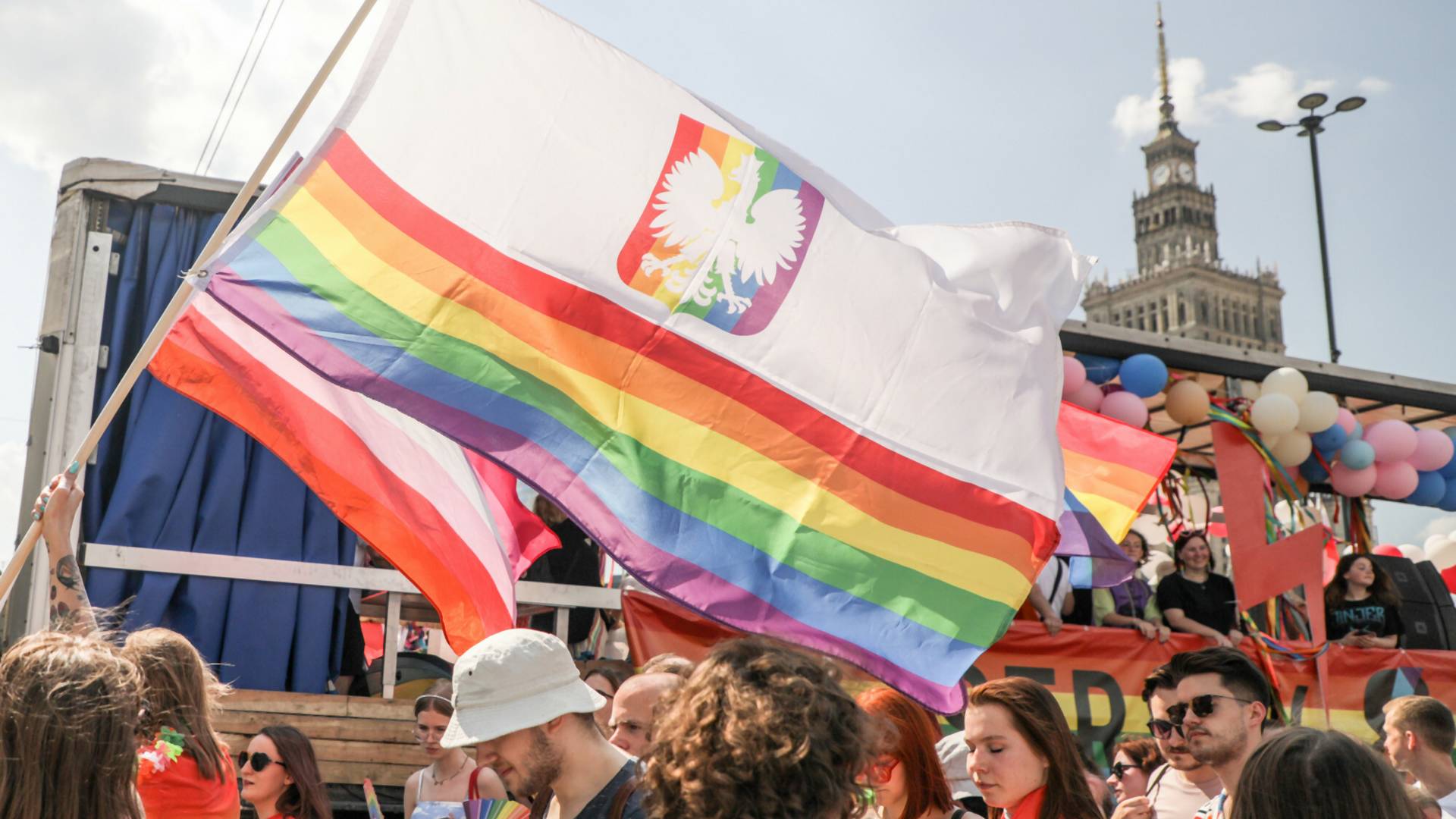 35 proc. Polaków uważa, że osoby LGBT+ i heteroseksualne mają równe prawa
