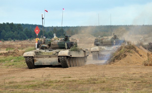 Jak powiedział w rozmowie z PAP rzecznik Dowództwa Generalnego Sił Zbrojnych podpułkownik Szczepan Głuszczak, w czwartek na drawskim poligonie zaprezentowano działanie taktycznej grupy bojowej w sile batalionu. "Grupa składa się z pododdziałów zmotoryzowanych, wyposażonych w kołowe transportery opancerzone Rosomaki, takie same, jak te które brały udział w misji w Afganistanie. Są one wzmacniane przez pododdziały pancerne. Z Rosomakami współdziałają czołgi T72, PT71, a także z 11. Lubuskiej Dywizji Kawalerii Pancernej czołgi Leopard 2A4 i Leopard 2A5" - wyjaśnił. mzb/ pru/ (mb/mr) PAP/Marcin Bielecki