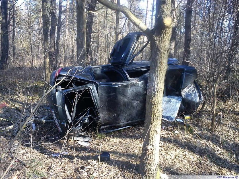 Dachowanie w lesie. Opel nadaje się tylko na złom