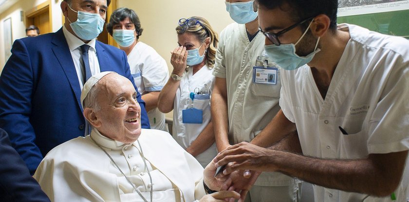 Papież Franciszek opuścił szpital. Wcześniej odwiedził chore dzieci