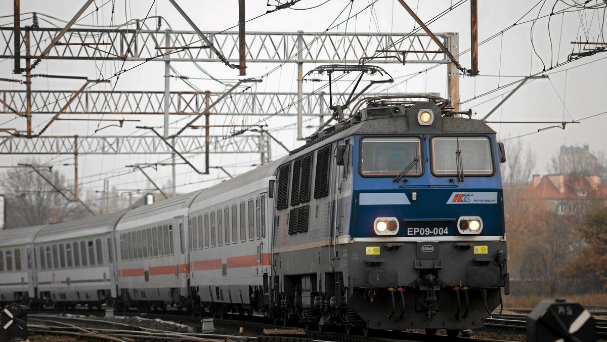 Pociąg rozpocznie swoją trasę w czeskim Bohuminie. W dalszej kolejności zatrzyma się na stacjach na Śląsku (Racibórz, Rybnik). Następnie przez Warszawę dotrze aż do Moskwy. Skąd pomysł na takie połączenie? Czy będzie ono opłacalne? - Pociąg kursuje przez terytorium Polski, włączenie dodatkowych wagonów w komunikacji krajowej nie powinno wpłynąć na wynik finansowy połączenia - powiedziała Onetowi Małgorzata Sitkowska, rzecznik PKP Intercity, która dodała, że na temat zestawienia składu więcej będzie można powiedzieć w przyszłym tygodniu.