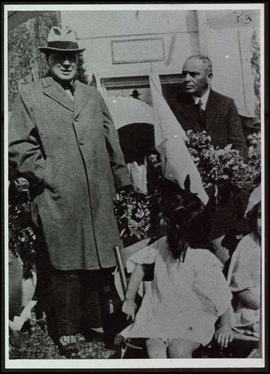 Winston Churchill (z lewej), wówczas minister ds. kolonii, w Tel Awiwie w 1921 r.