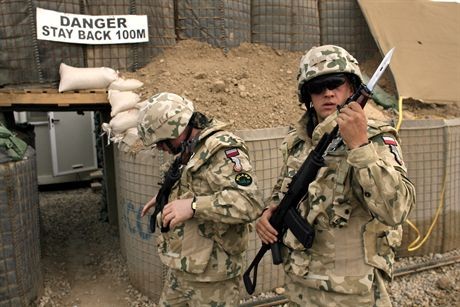 04.04.2007 Irak Camp Echo Divanija wizyta ministra Obrony Narodowej Aleksandra Szczyglo w Iraku w Camp Echon/z polscy zolnierzeFot. Wojciech Grzedzinski