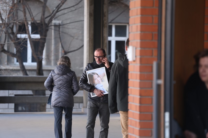 Tata malene Angeline nosi sliku svoje ćerkice