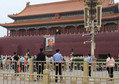 Ludzie gromadzący się na Placu Tiananmen w 30. rocznicę protestów