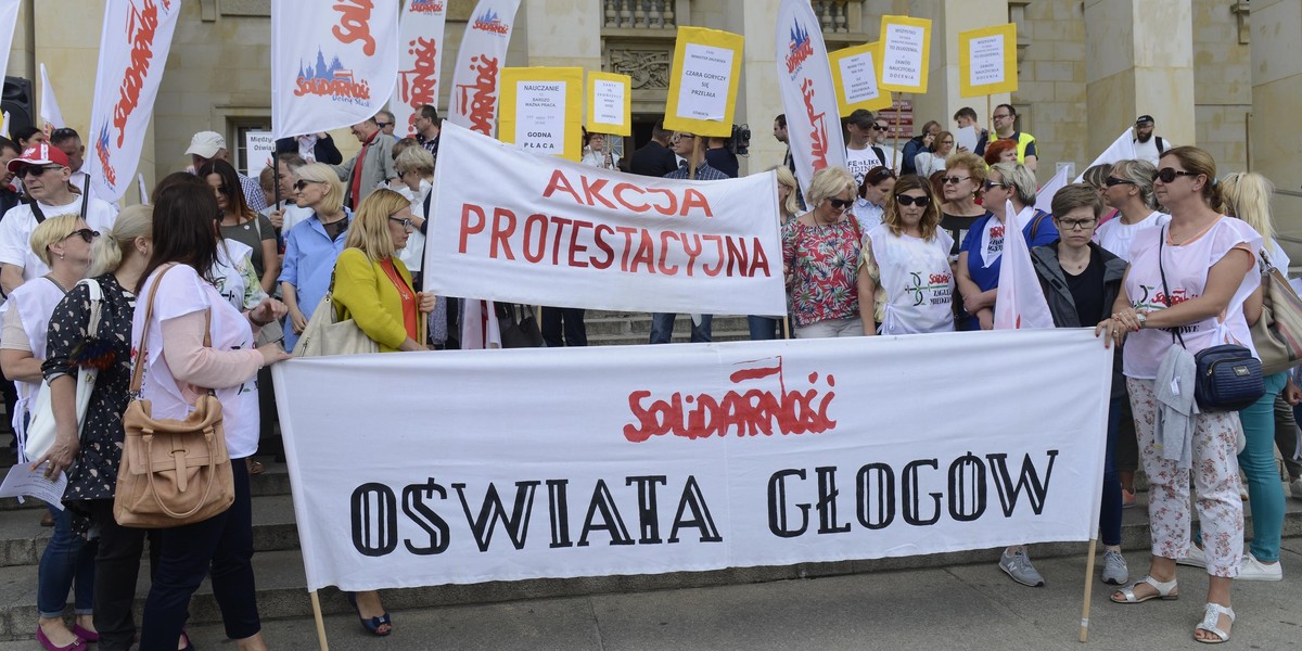 Protest nauczycieli pod urzędem