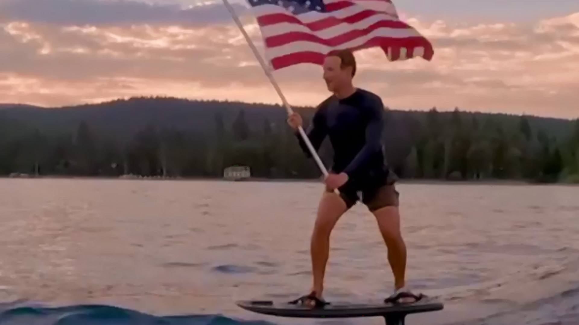 Mindenki megbolondult: Zuckerberg egy elektromos deszkán szörföl egy amerikai zászlóval a Country Roadsra