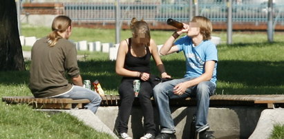 Po egzaminie gimnazjaliści piją wódkę! FOTO
