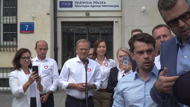 Fala komentarzy po awanturze przed budynkiem TVP. "Przebierańcy z mikrofonami"