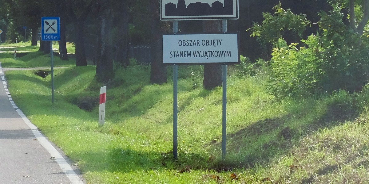 Zwłoki młodego mężczyzny znalezione na terenie objętym stanem wyjątkowym.