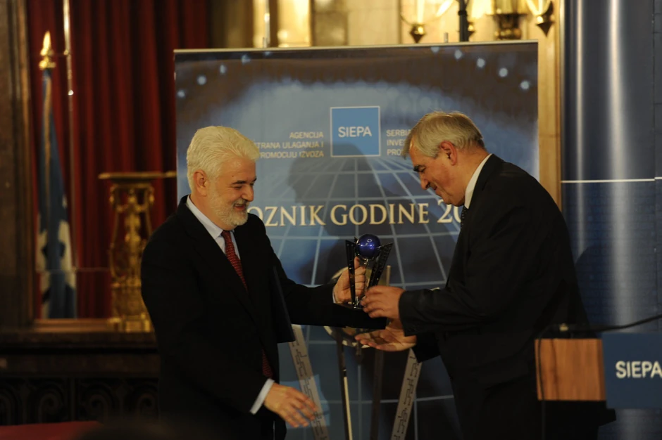 Premijer Cvetković uručuje nagradu direktoru „Tigra“ Vladimiru Nikoliću