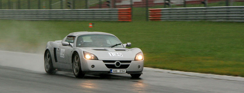 Autodrom Most: sportowe rakiety w deszczu (fotogaleria)