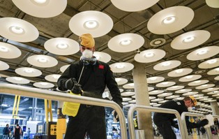 Kolejne kraje w Europie znoszą obostrzenia. &quot;Efekt szybko spadającej liczby zakażeń&quot;