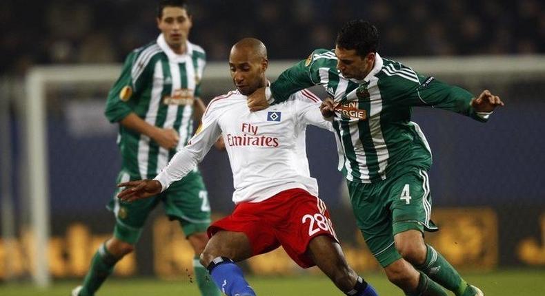 Rapid Vienna's Milan Jovanovic (R) competes for the ball with Hamburg SV's Mickael Tavares   in a 2009 file photo.    REUTERS/Christian Charisius