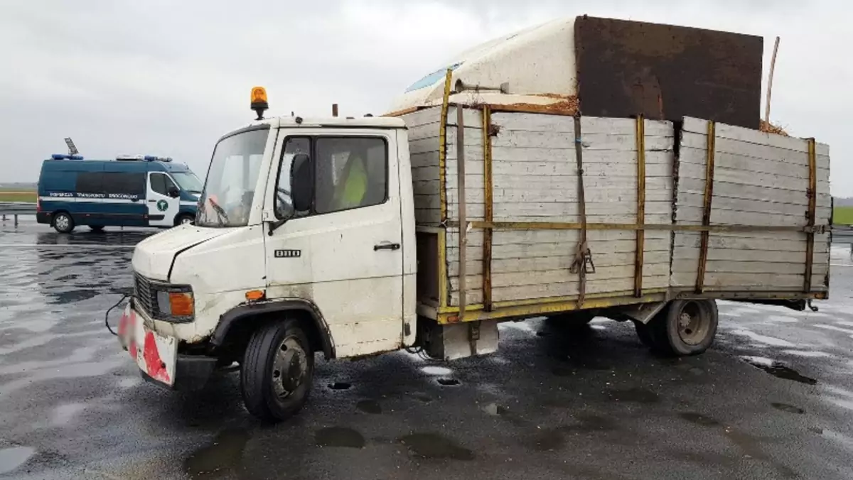 Mercedes T1 złapany przez ITD, czyli drogowy wrak przeładowany o 5 ton  