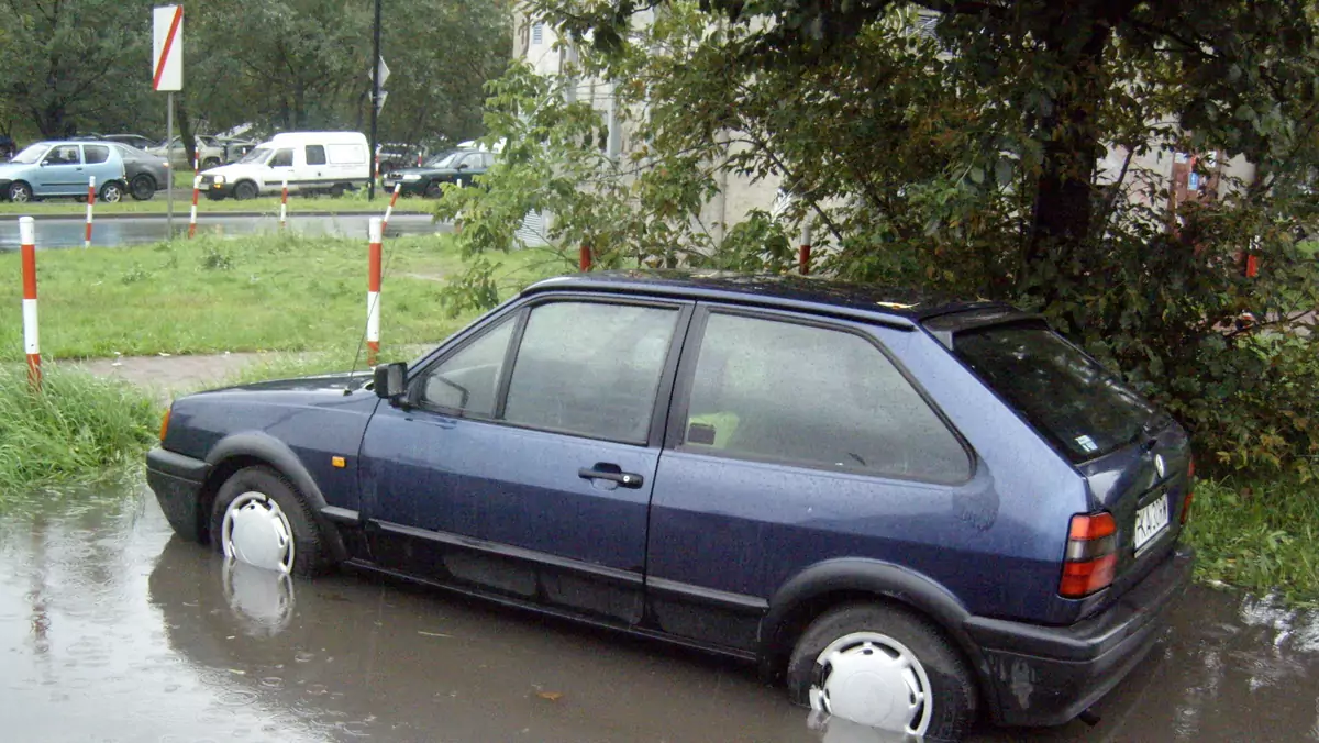 Warszawa znów zalana, utrudnienia na drogach