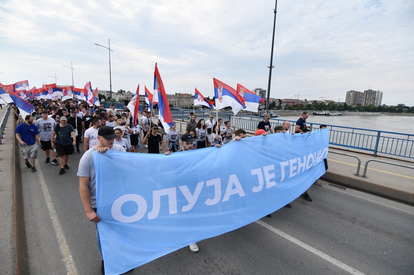 Veliki broj građana krenuo je danas nešto posle 14.30 peške iz Novog Sada ka Sremskim Karlovcima, kako bi prisustvovali obeležavanju Dan sećanja na sve stradale i prognane u hrvatskoj oružanoj akciji "Oluja".