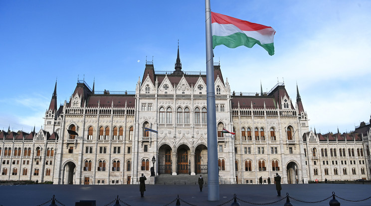 Félárbócra engedték a nemzeti lobogót a gyásznapon / Fotó: MTI/Bruzák Noémi