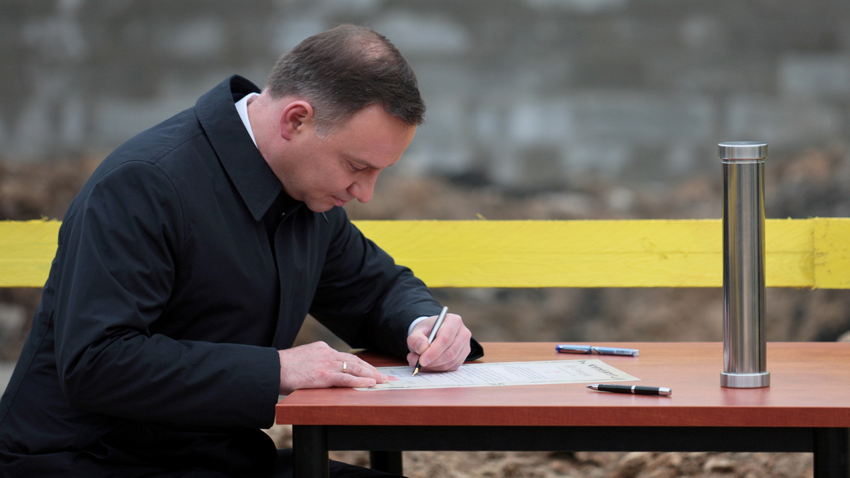 Prezydent Andrzej Duda podczas spotkania z mieszkańcami Strzelec Krajeńskich (Lubuskie) mówił, że Polska potrzebuje zrównoważonego rozwoju, tak by Polacy z dużych i mniejszych miast mieli równe szanse na życie na dobrym poziomie.