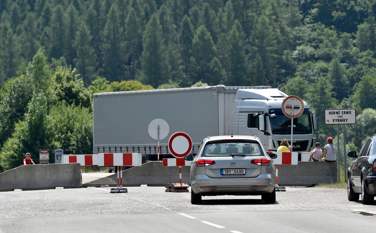 Słowacja zamknęła większość małych, służących głównie lokalnym mieszkańcom przejść granicznych z Austrią, Węgrami i Polską.