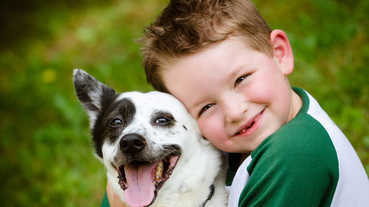 Relacja między psem a dzieckiem może być intensywna i bardzo pożyteczna dla obu stron pod warunkiem, że jest ona w odpowiedzialny sposób kierowana i nadzorowana przez rodziców.