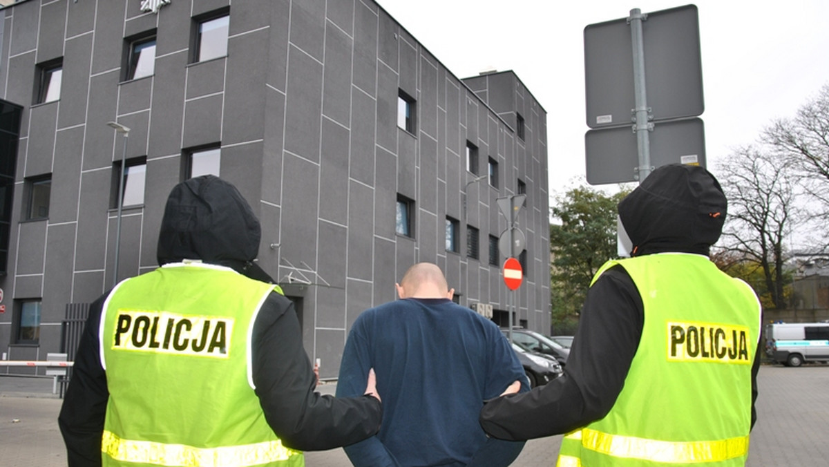 Łódzcy policjanci zatrzymali trzech młodych mężczyzn, którzy trzy dni temu skatowali starszego mężczyznę. Całej trójce grozi do ośmiu lat więzienia.