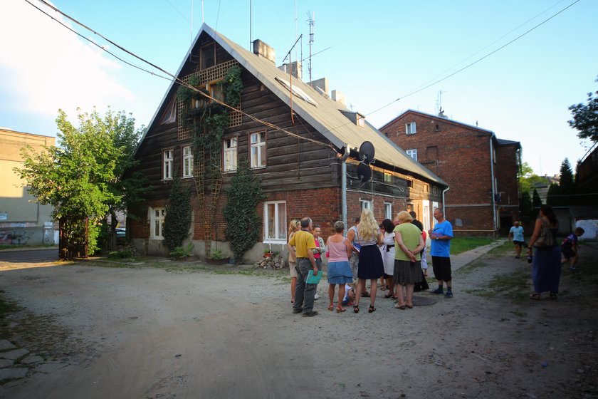 Lokatorzy kamienicy przy ul. Targowej 77 boją się, że miasto przeniesie ich do innych lokali