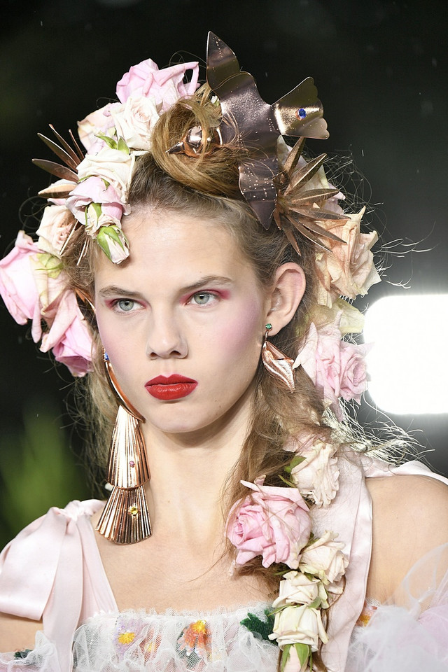 Zamiast klasycznego welonu - jak modnie ozdobić głowę panny młodej?