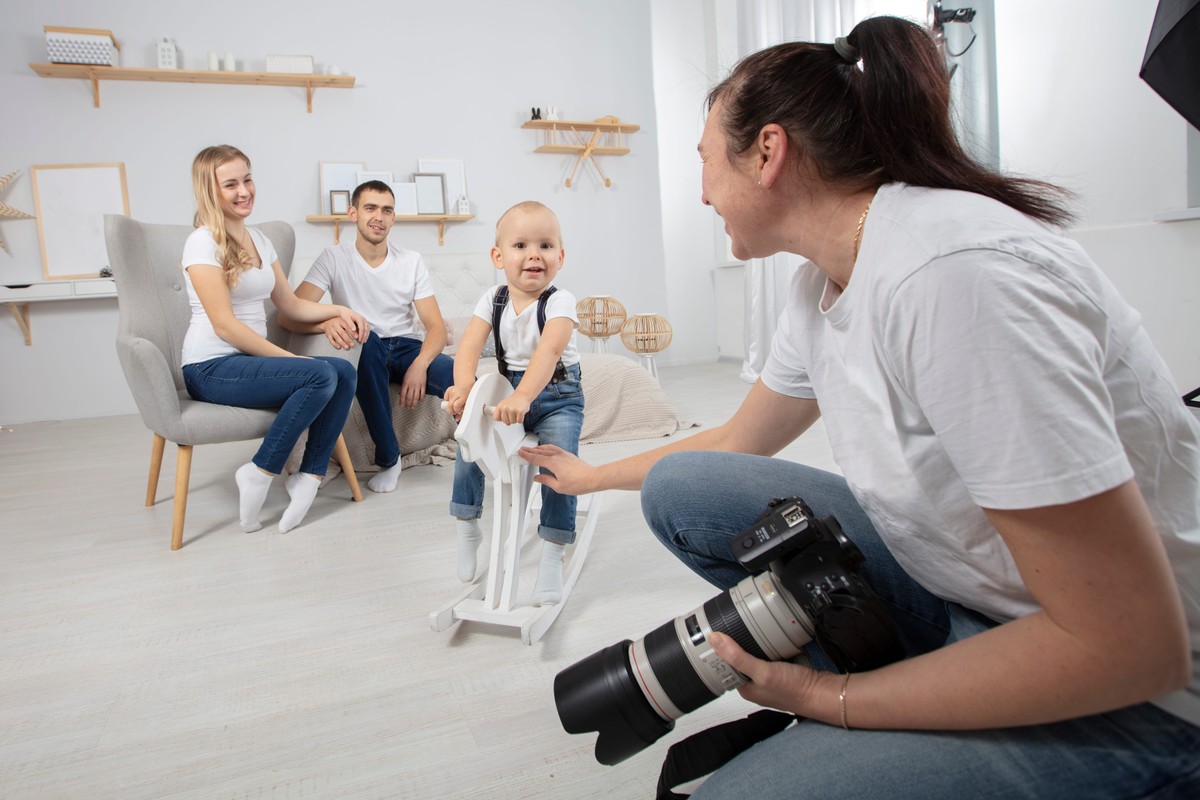Photographer exposes dark reality behind family photo sessions