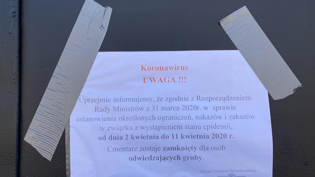 Prezes PiS Jarosław Kaczyński w Wielki Piątek wjechał limuzyną na Cmentarz Powązkowski w Warszawie, gdzie spoczywa jego mama, mimo że cmentarz jest oficjalnie zamknięty w związku z pandemią koronawirusa. Jak podaje "Super Express", Kaczyński miał na wjazd pozwolenie, za które zapłacił.