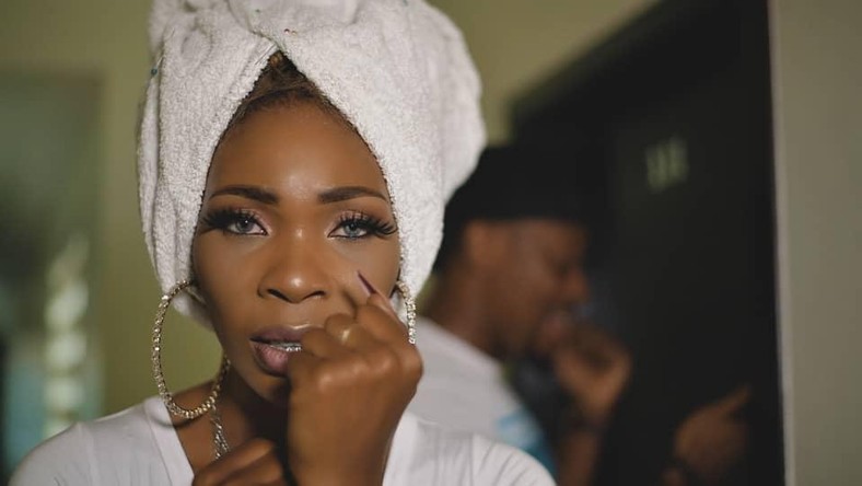 Afro-pop songstress Ama Nova premieres crisp visual for latest song "Calibre" (WATCH) [ARTICLE] - Vimarsana News