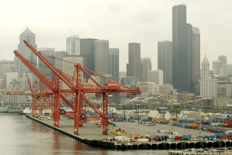 Seattle ma również ogromny port nad Zatoką Elliott (część Puget Sound), obsługujący głównie handel z Azją. Na zdjęciu: Ogromne żurawie w porcie w Seattle nad Zatoką Elliott