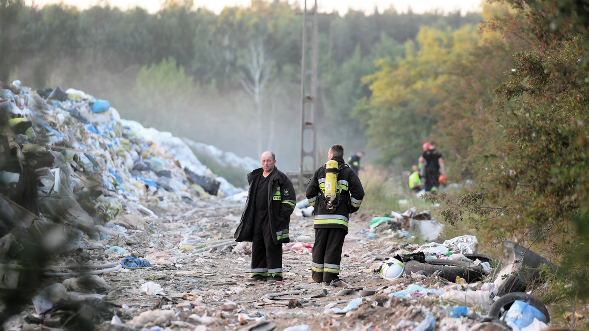 Około piątej rano zakończyło się dogaszanie pożaru wysypiska śmieci w Mostkach pod Zduńską Wolą. Na obszarze 15 arów spłonęły głównie odpady z plastiku. Przyczyny pojawienia się ognia bada specjalny zespół, jednak rzecznik straży pożarnej w województwie wprost mówi, że najbardziej prawdopodobne jest podpalenie.