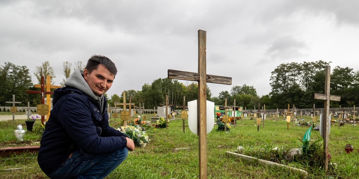 Światełko pamięci - akcja Przemysława Ledziana na cmentarzu w Łodzi 