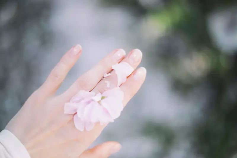 Manicure japoński / Unsplash / Roman Kraft