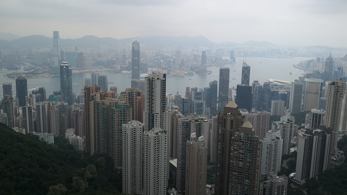 Gospodarka Hongkongu przeżywa ponowny rozkwit. Impuls do rozwoju dał jej wzrost eksportu, silny popyt krajowy i boom turystyczny, który przeżywa miasto od końca ubiegłego roku. Metropolia zmaga się jednak z jednym bardzo poważnym problemem - pisze z Hongkongu dla Onetu Leszek Sadkowski.